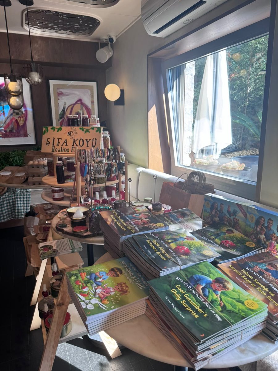 Jars, book sets and products on the Şifa Köyü stand