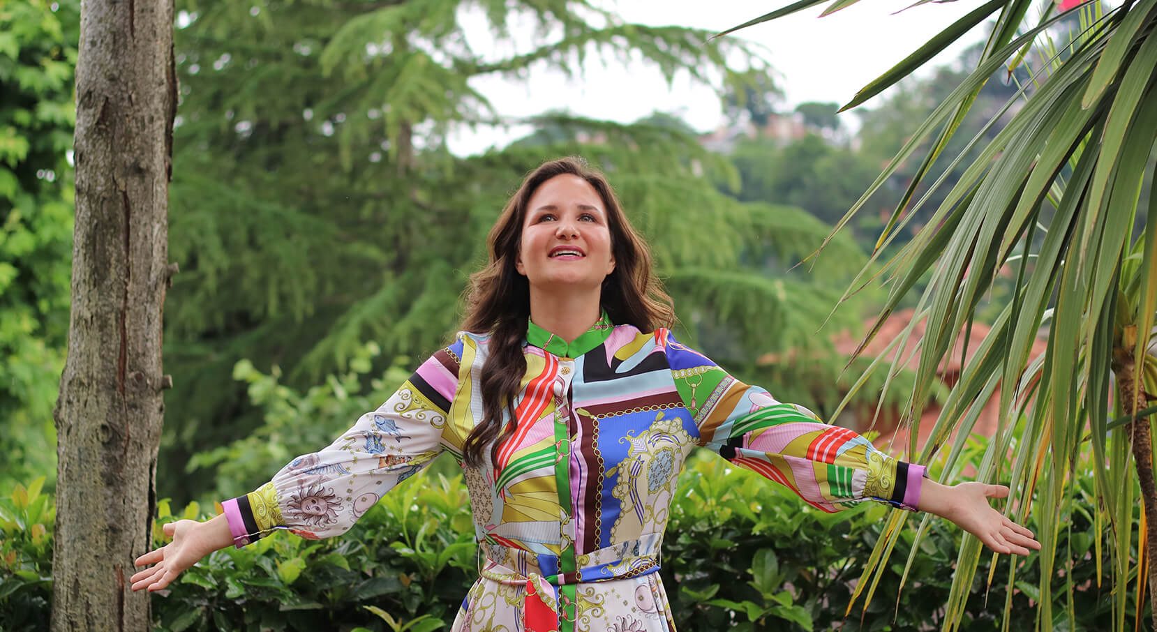 Merve Tüfekçi bahçede, kolları açık